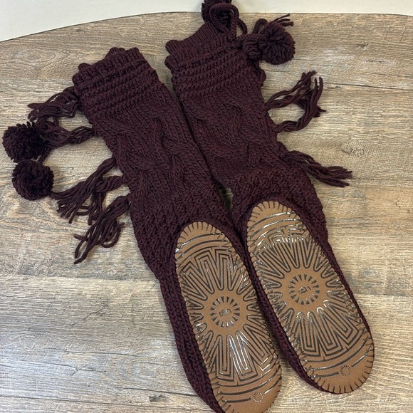 NEW UGG Fringed Cozy Slipper Socks -Burgundy - Picture 2 of 6